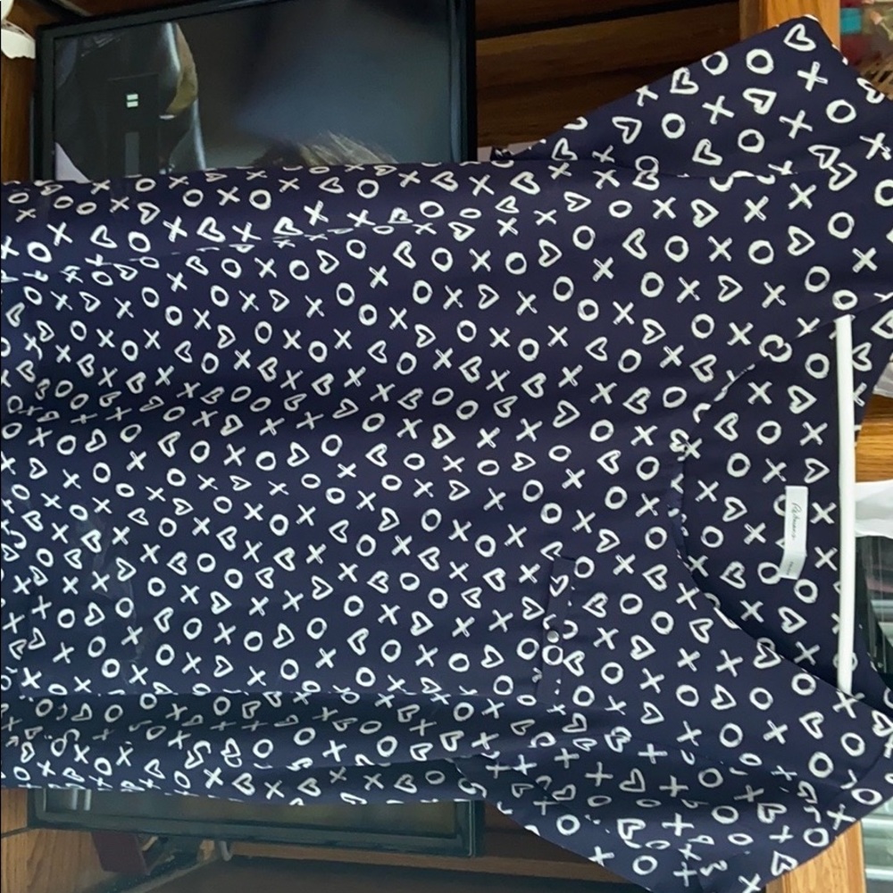 Beautiful Reitmans Navy blue blouse w/hearts/xo